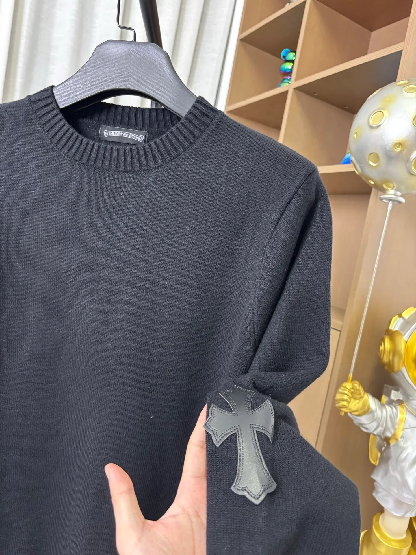 P260 Style number: DC228# [Chrome Hearts] Chrome Hearts' new cross-knit jacquard appliqué embroidered round neck pullover sweater. Contains 20% wool. The item is made of custom-dyed and custom-spun yarn, purchased from the original version. A full set of customized accessories. Details determine success or failure. A new model for autumn and winter. It is soft and delicate and does not tie the body. The upper body effect is very nice. Loose fit. Same style for men and women. Color: White Black Size: S-L [Picture 9️⃣Size Chart]